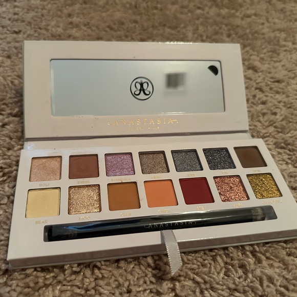 Anastasia BH eyeshadow palette